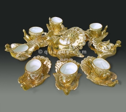 Bộ ấm chén chim công vẽ hoa văn