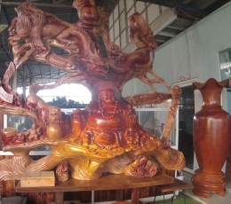Gốc gỗ nguyên khối điêu khắc Di Lặc với Ngũ Tiểu Linh đồng