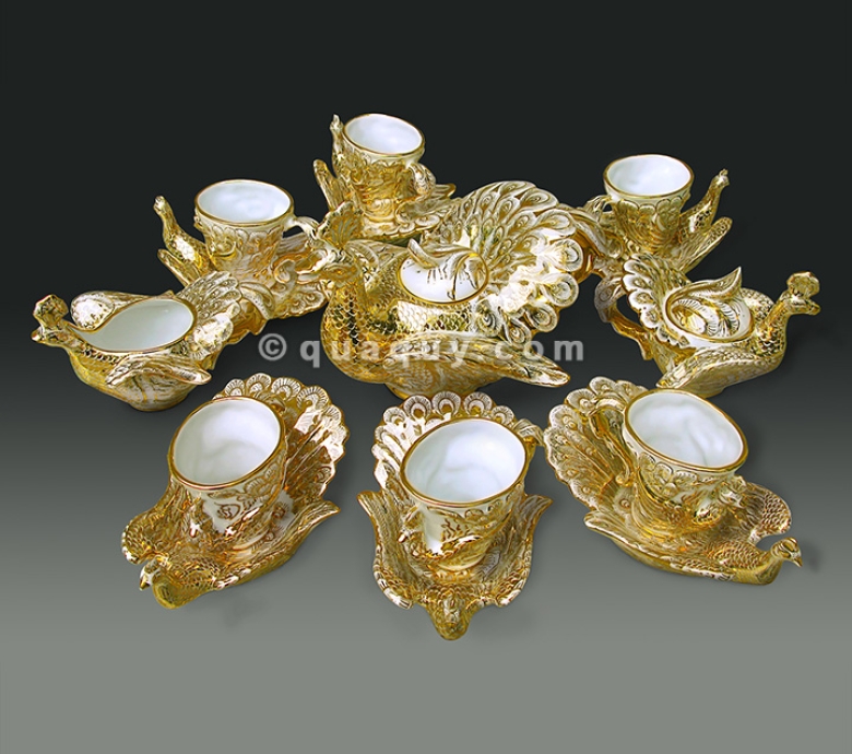 Bộ ấm chén chim công vẽ hoa văn