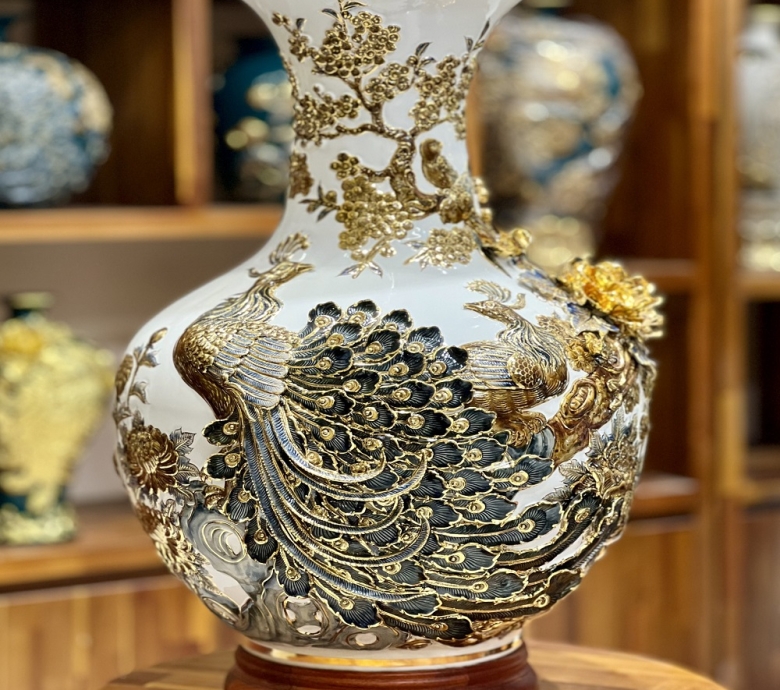 Bảo bình dáng Tỏi - Chim Công với hoa dát vàng 24K H40
